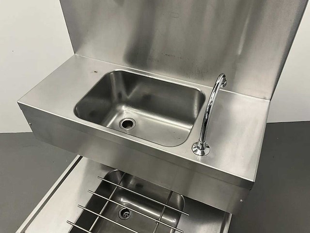 Mobiele rvs spoeltafel met close-in boiler - afbeelding 6 van  12