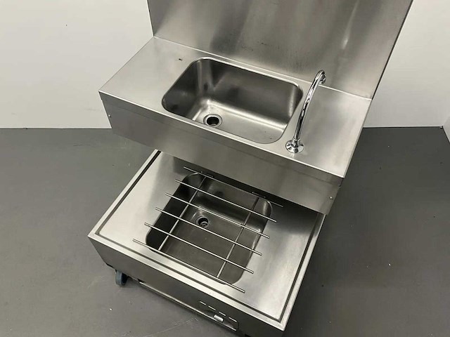 Mobiele rvs spoeltafel met close-in boiler - afbeelding 4 van  13