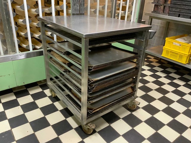 Mobiele rvs werkbank inclusief bakplaten en gereedschaphouder - afbeelding 5 van  5