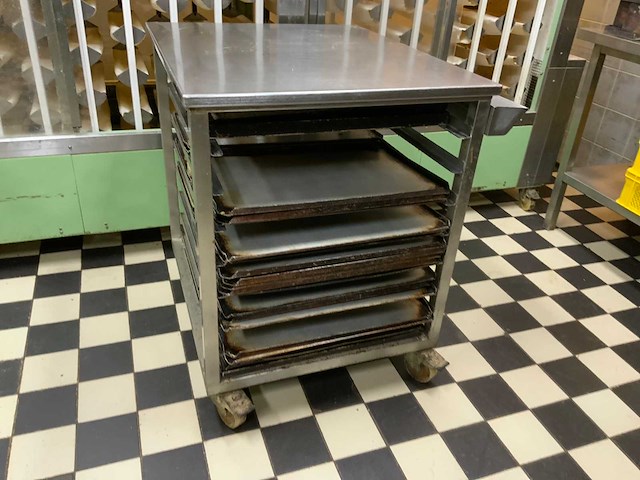 Mobiele rvs werkbank inclusief bakplaten en gereedschaphouder - afbeelding 1 van  4