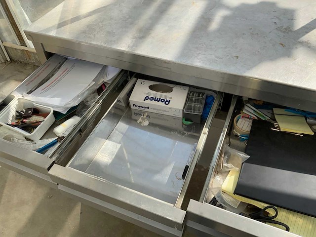 Mobiele rvs werkbank inclusief bureaustoel - afbeelding 4 van  6