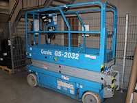 Mobiele schaarlift genie gs-2032. bouwjaar 2001. gewicht 1589 kg. gekeurd tot 2-2027. werkhoogte 790 cm onderdeel van combinatiekavel combinatiekavel van mobiele schaarlift genie en aanhanger anssems met oprijplaten. kavels m012 en m013