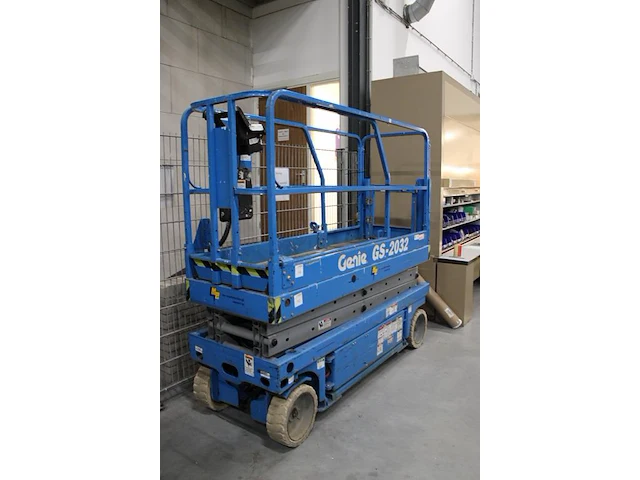 Mobiele schaarlift genie gs-2032. bouwjaar 2001. gewicht 1589 kg. gekeurd tot 2-2027. werkhoogte 790 cm onderdeel van combinatiekavel combinatiekavel van mobiele schaarlift genie en aanhanger anssems met oprijplaten. kavels m012 en m013 - afbeelding 2 van  8