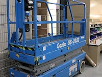 Mobiele schaarlift genie gs-2032. bouwjaar 2001. gewicht 1589 kg. gekeurd tot 2-2027. werkhoogte 790 cm onderdeel van combinatiekavel combinatiekavel van mobiele schaarlift genie en aanhanger anssems met oprijplaten. kavels m012 en m013 - afbeelding 2 van  8