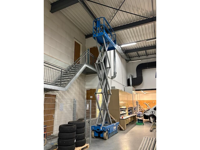Mobiele schaarlift genie gs-2032. bouwjaar 2001. gewicht 1589 kg. gekeurd tot 2-2027. werkhoogte 790 cm onderdeel van combinatiekavel combinatiekavel van mobiele schaarlift genie en aanhanger anssems met oprijplaten. kavels m012 en m013 - afbeelding 3 van  8