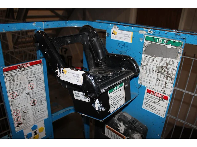 Mobiele schaarlift genie gs-2032. bouwjaar 2001. gewicht 1589 kg. gekeurd tot 2-2027. werkhoogte 790 cm onderdeel van combinatiekavel combinatiekavel van mobiele schaarlift genie en aanhanger anssems met oprijplaten. kavels m012 en m013 - afbeelding 4 van  8