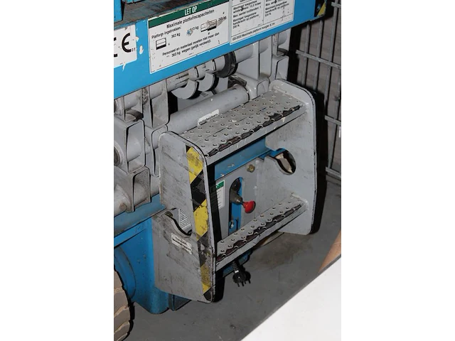 Mobiele schaarlift genie gs-2032. bouwjaar 2001. gewicht 1589 kg. gekeurd tot 2-2027. werkhoogte 790 cm onderdeel van combinatiekavel combinatiekavel van mobiele schaarlift genie en aanhanger anssems met oprijplaten. kavels m012 en m013 - afbeelding 6 van  8