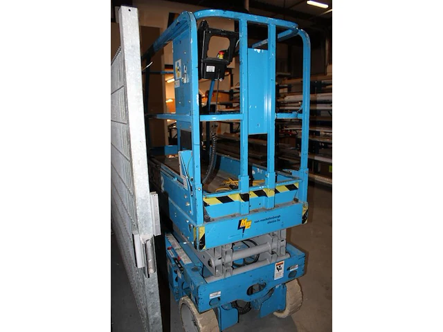 Mobiele schaarlift genie gs-2032. bouwjaar 2001. gewicht 1589 kg. gekeurd tot 2-2027. werkhoogte 790 cm onderdeel van combinatiekavel combinatiekavel van mobiele schaarlift genie en aanhanger anssems met oprijplaten. kavels m012 en m013 - afbeelding 7 van  8