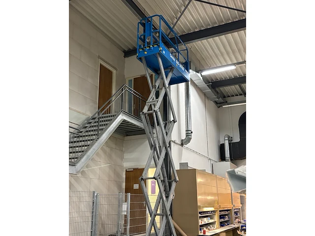 Mobiele schaarlift genie gs-2032. bouwjaar 2001. gewicht 1589 kg. gekeurd tot 2-2027. werkhoogte 790 cm onderdeel van combinatiekavel combinatiekavel van mobiele schaarlift genie en aanhanger anssems met oprijplaten. kavels m012 en m013 - afbeelding 8 van  8