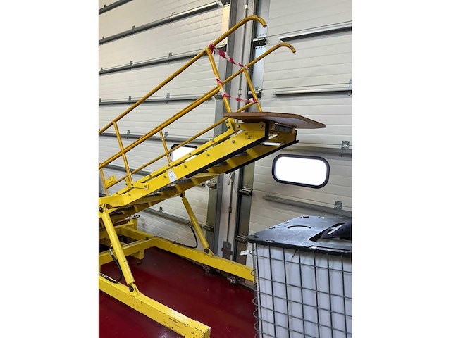 Mobiele vliegtuigtrap - afbeelding 2 van  6