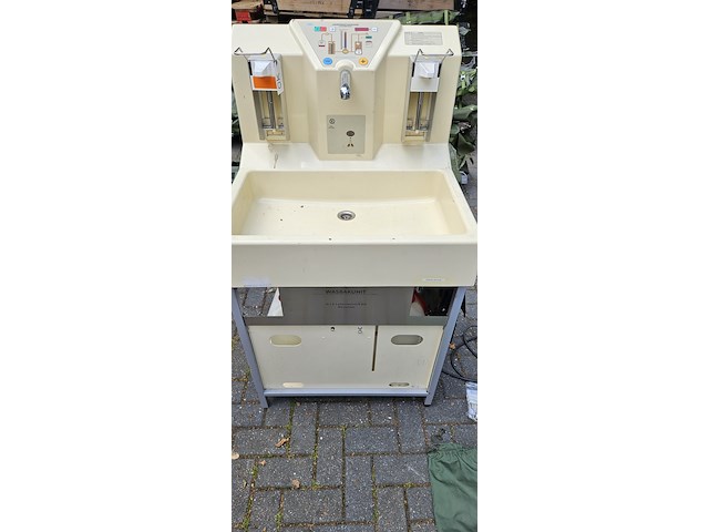 Mobiele wasbak unit in zagres kist, h + p labortechnik ag munchen - afbeelding 1 van  12