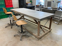 Mobiele werkbank met 2 werkplaatskrukken - afbeelding 1 van  7