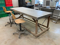 Mobiele werkbank met 2 werkplaatskrukken - afbeelding 2 van  7