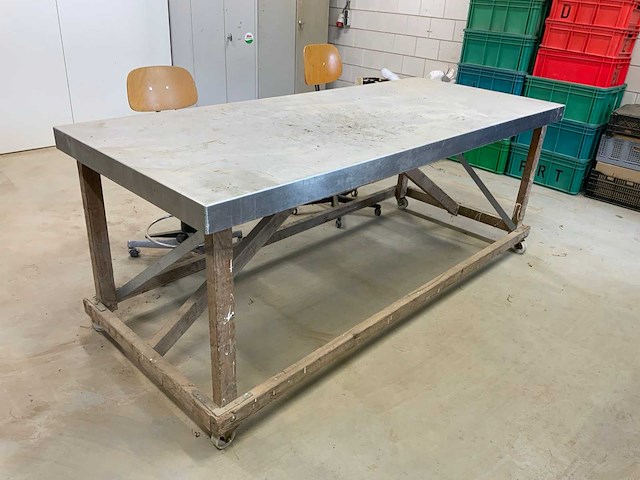 Mobiele werkbank met 2 werkplaatskrukken - afbeelding 5 van  7