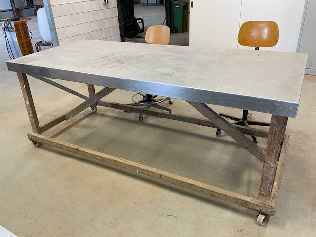 Mobiele werkbank met 2 werkplaatskrukken - afbeelding 6 van  7