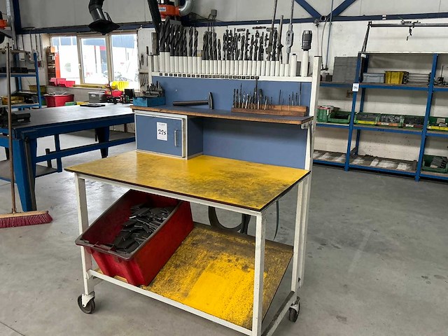 Mobiele werkbank met boren - afbeelding 1 van  8
