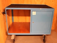 Mobiele werkbank met kast, afm. 105 x 70 x 87 cm.