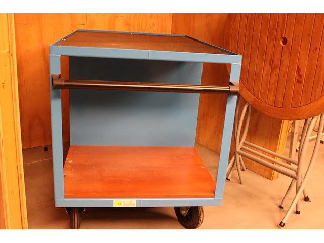 Mobiele werkbank met kast, afm. 105 x 70 x 87 cm. - afbeelding 2 van  3