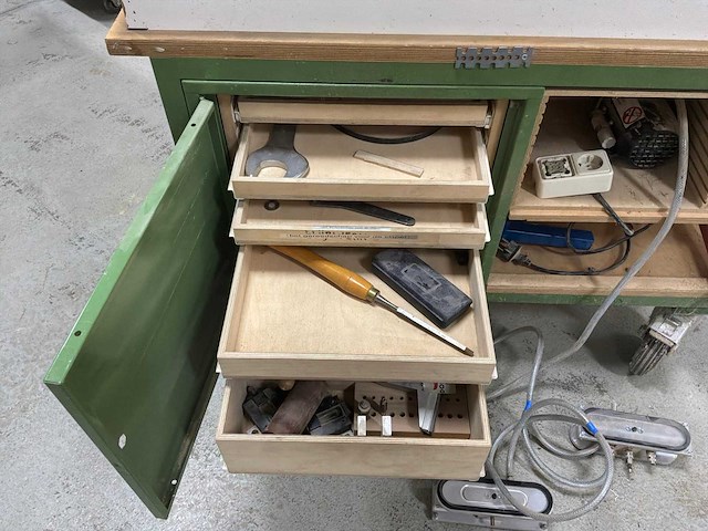 Mobiele werktafel met diverse gereedschappen - afbeelding 5 van  12