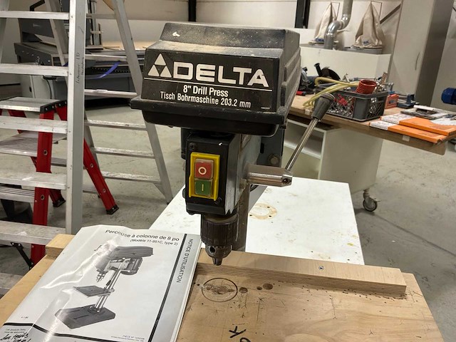 Mobiele werktafel met diverse gereedschappen - afbeelding 9 van  12