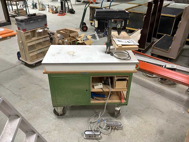 Mobiele werktafel met diverse gereedschappen - afbeelding 1 van  14