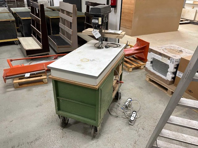Mobiele werktafel met diverse gereedschappen - afbeelding 7 van  14