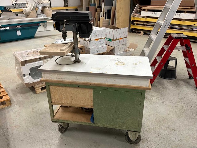 Mobiele werktafel met diverse gereedschappen - afbeelding 8 van  14