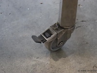 Mobiele werktafel, rvs & folie dispenser & kaassnijplank met kaas snijdraad - afbeelding 3 van  11