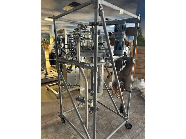 Mobile glass container in rack - afbeelding 9 van  11