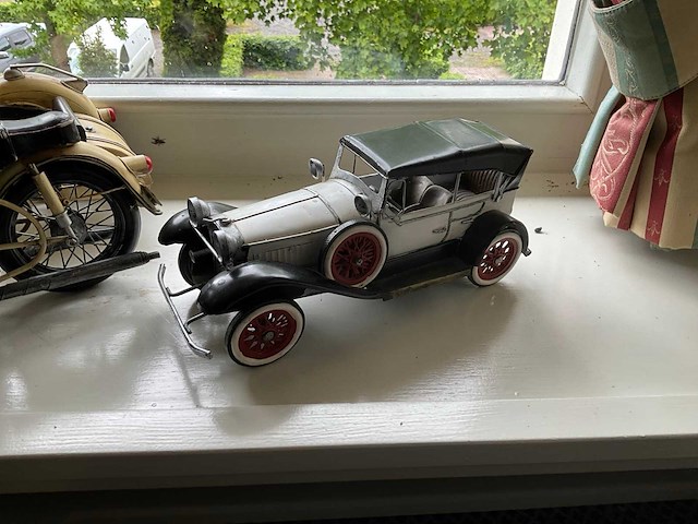 Modelauto en motor - afbeelding 2 van  4