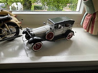 Modelauto en motor - afbeelding 2 van  4