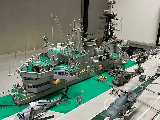 Modelbouw vliegdekschip hms hermes r12 - afbeelding 20 van  20
