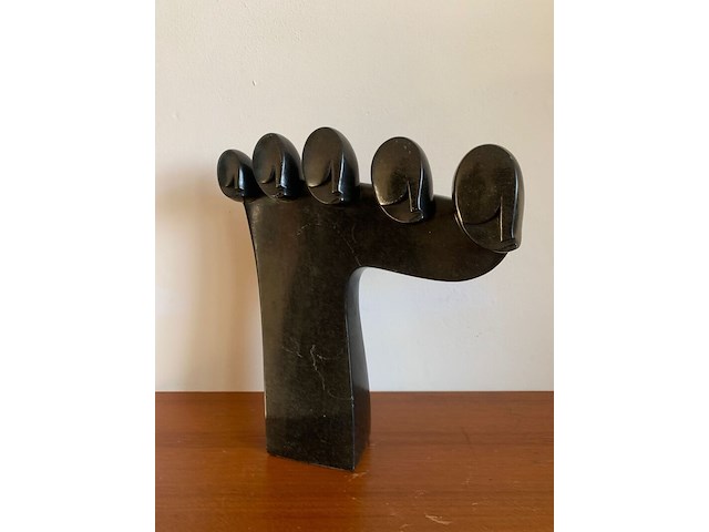 Modern abstract sculptuur van zwarte steen gesigneerd m. nyamape - afbeelding 1 van  4