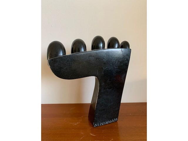 Modern abstract sculptuur van zwarte steen gesigneerd m. nyamape - afbeelding 2 van  4