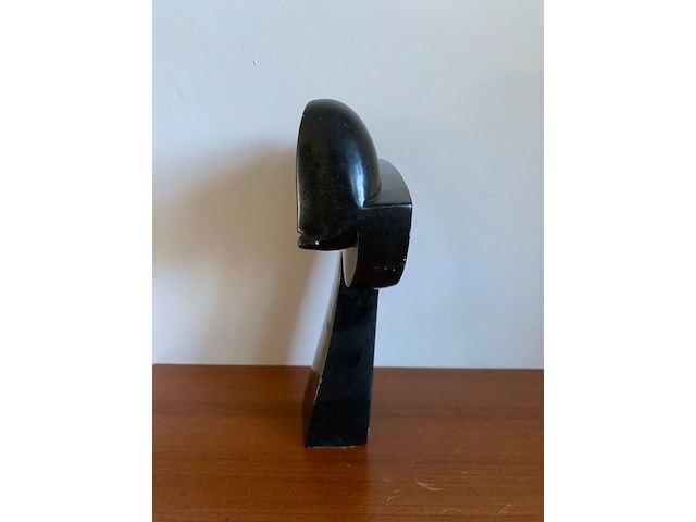 Modern abstract sculptuur van zwarte steen gesigneerd m. nyamape - afbeelding 3 van  4