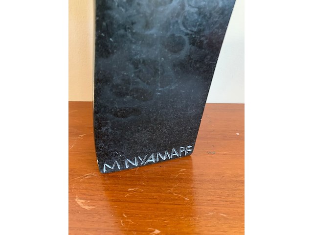 Modern abstract sculptuur van zwarte steen gesigneerd m. nyamape - afbeelding 4 van  4