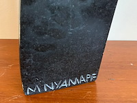 Modern abstract sculptuur van zwarte steen gesigneerd m. nyamape - afbeelding 4 van  4