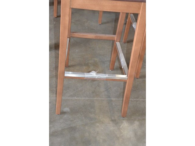 Moderne bruin houten staantafel afm. 220x80x110 , 8 moderne barkrukken bruine rug en zit - afbeelding 2 van  10