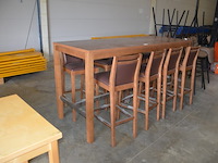 Moderne bruin houten staantafel afm. 220x80x110 , 8 moderne barkrukken bruine rug en zit - afbeelding 4 van  10