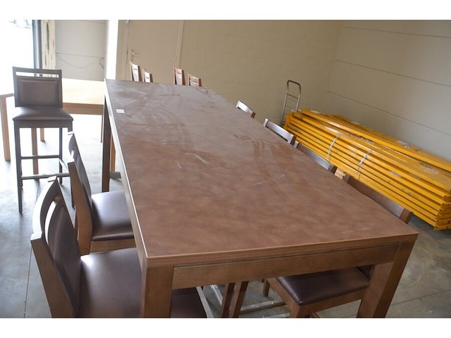 Moderne bruin houten staantafel afm. 220x80x110 , 8 moderne barkrukken bruine rug en zit - afbeelding 6 van  10