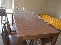 Moderne bruin houten staantafel afm. 220x80x110 , 8 moderne barkrukken bruine rug en zit - afbeelding 6 van  10