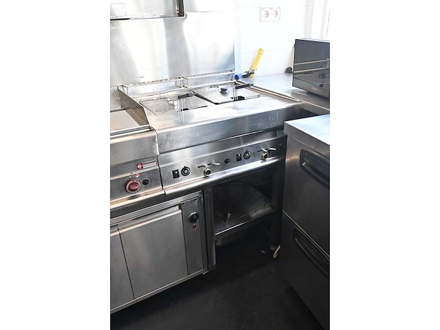 Modular complete rvs kooklijn - spiegelbakplaat - dubbele friteuse fornuis - warmtehoudkast - afbeelding 9 van  10