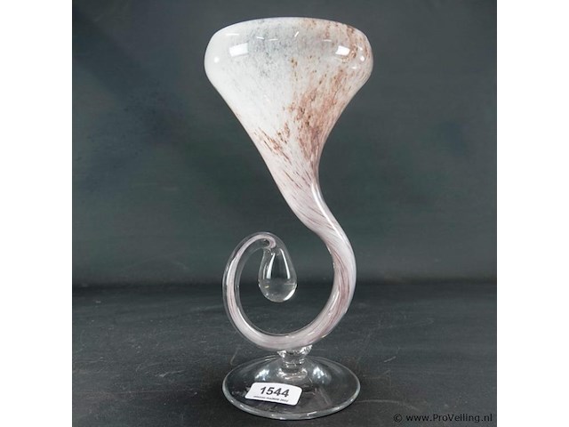 Mondgeblazen glazen hoornvaas op voet h 30 cm - afbeelding 1 van  5