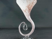 Mondgeblazen glazen hoornvaas op voet h 30 cm