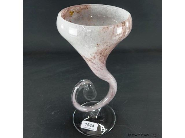 Mondgeblazen glazen hoornvaas op voet h 30 cm - afbeelding 2 van  5