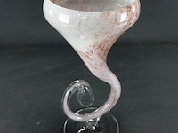 Mondgeblazen glazen hoornvaas op voet h 30 cm - afbeelding 2 van  5