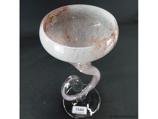 Mondgeblazen glazen hoornvaas op voet h 30 cm - afbeelding 3 van  5