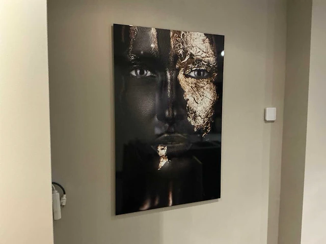 Mondiart aluart - “girl black gold face” 80x120 cm - afbeelding 3 van  7