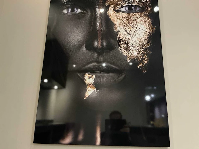 Mondiart aluart - “girl black gold face” 80x120 cm - afbeelding 5 van  7