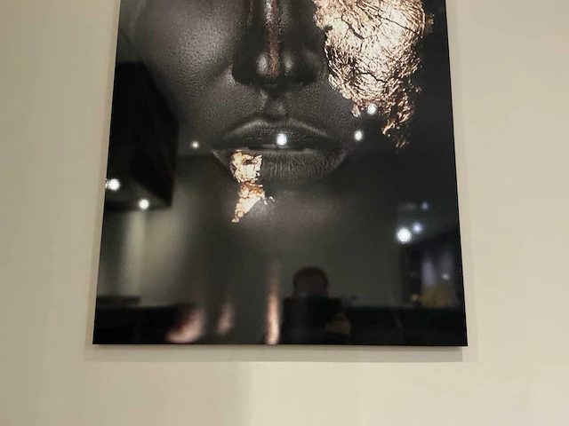 Mondiart aluart - “girl black gold face” 80x120 cm - afbeelding 6 van  7
